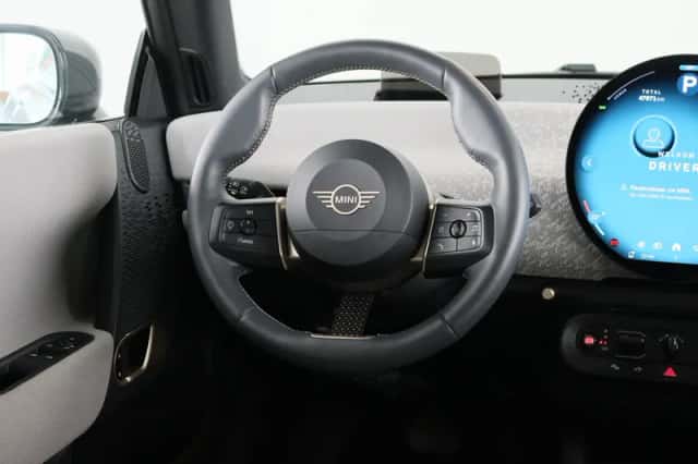 MINI Cooper (2024) thumbnail 2