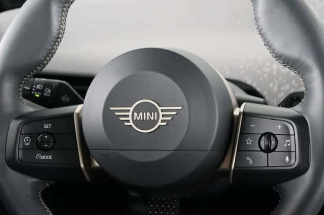 MINI Cooper (2024) thumbnail 3