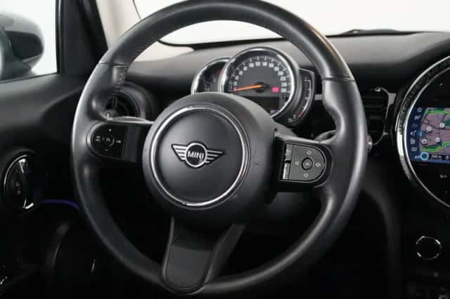 MINI Cooper (2023) thumbnail 2