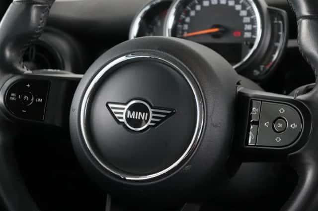 MINI Cooper (2023) thumbnail 3
