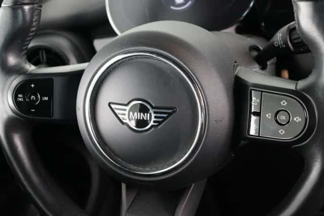 MINI Cooper (2022) thumbnail 3
