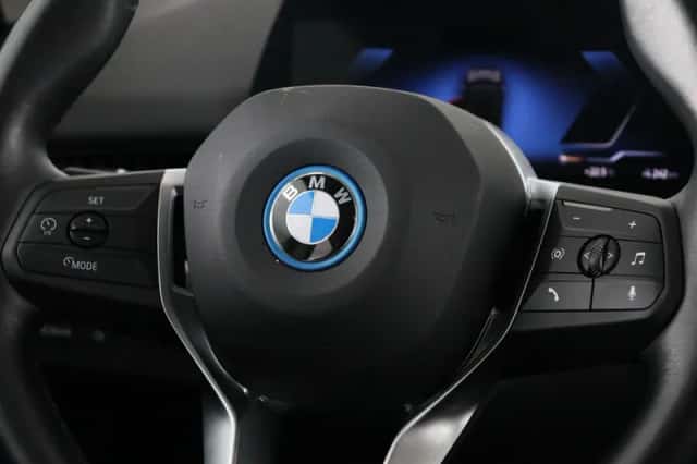 BMW iX1 (2023) thumbnail 2