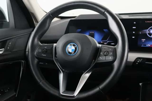 BMW iX1 (2023) thumbnail 3