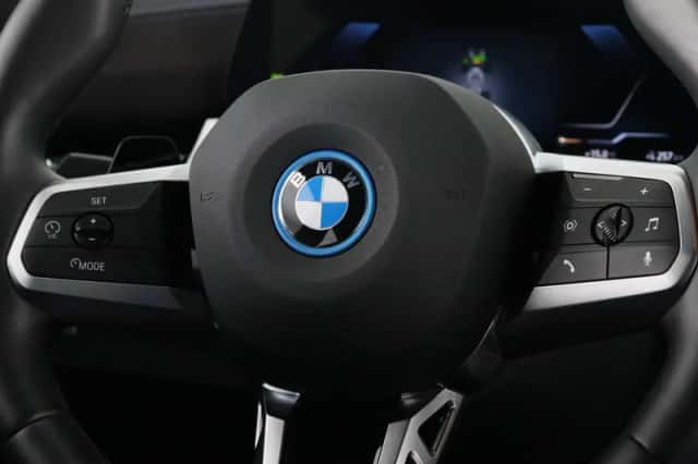 BMW iX2 (2024) thumbnail 3