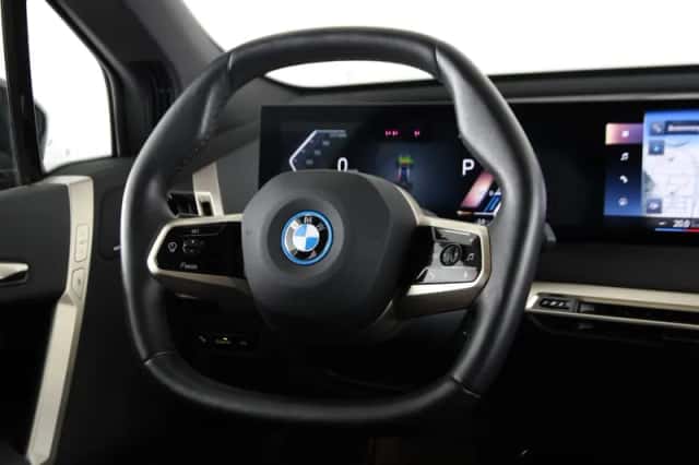 BMW iX (2023) thumbnail 2