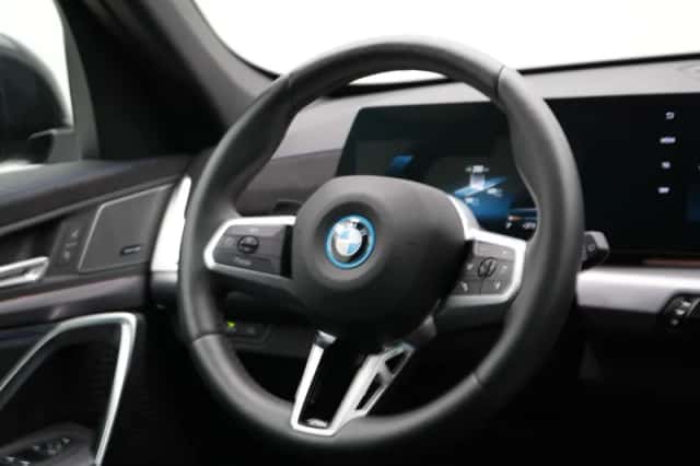BMW iX1 (2025) thumbnail 2