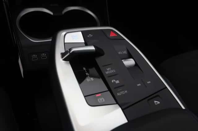 BMW iX2 (2025) thumbnail 16