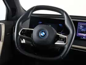 BMW iX (2023) thumbnail 2