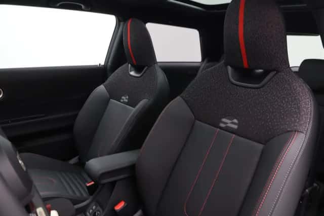 MINI Cooper (2025) thumbnail 5