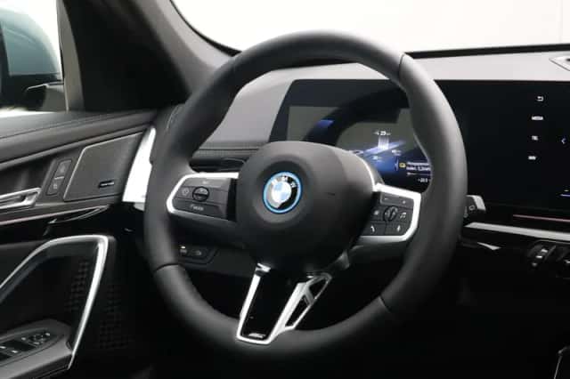 BMW iX1 (2026) thumbnail 2