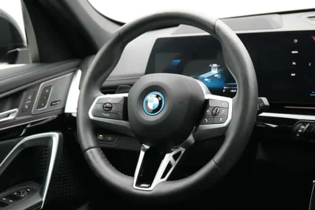 BMW iX1 (2025) thumbnail 2