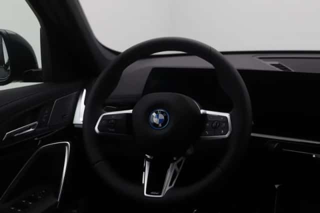 BMW iX1 (2026) thumbnail 2