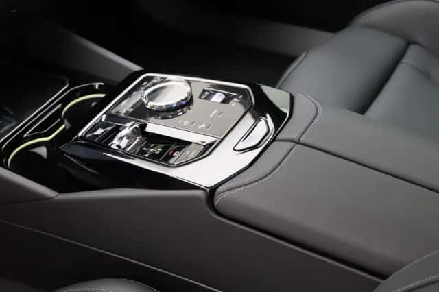 BMW i5 (2026) thumbnail 16