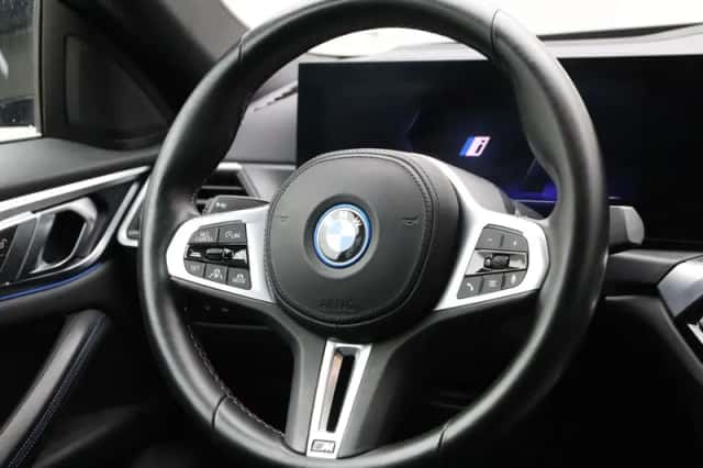 BMW i4 (2022) thumbnail 2