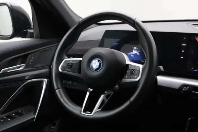 BMW iX2 (2024) thumbnail 2