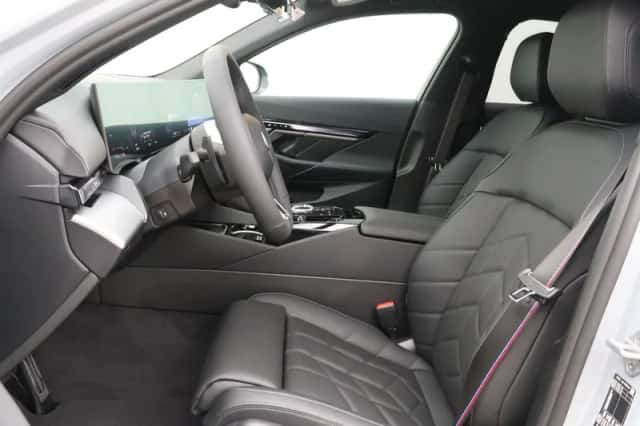 BMW i5 (2026) thumbnail 5