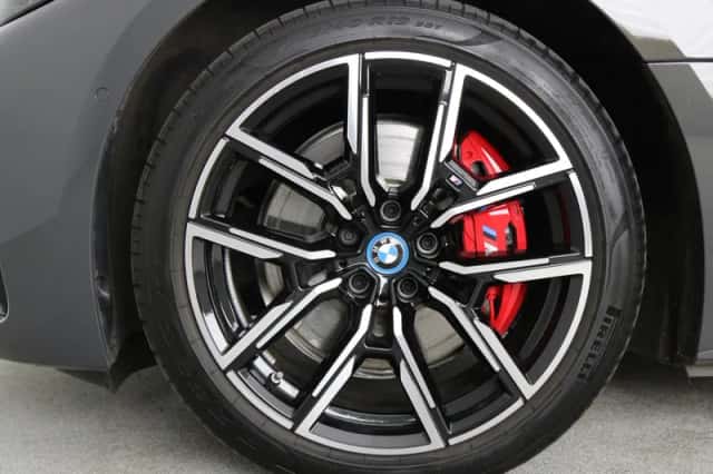 BMW i4 (2023) thumbnail 9