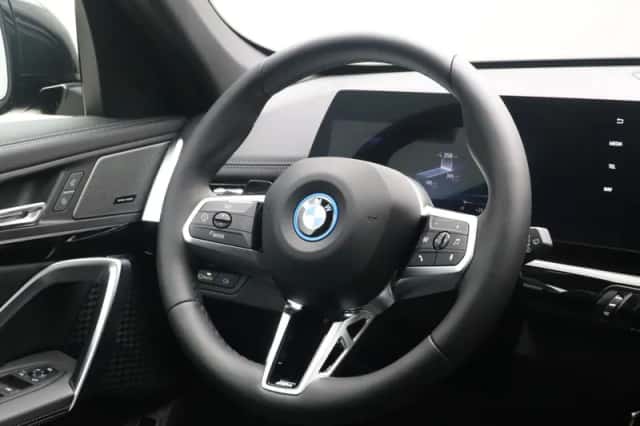 BMW iX1 (2026) thumbnail 2