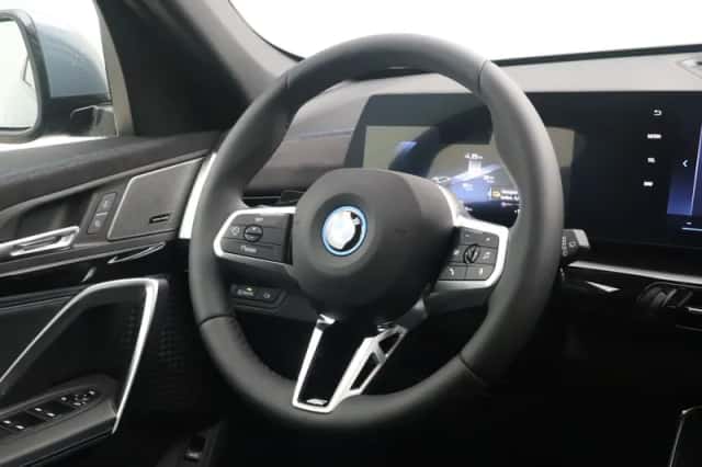 BMW iX1 (2026) thumbnail 2