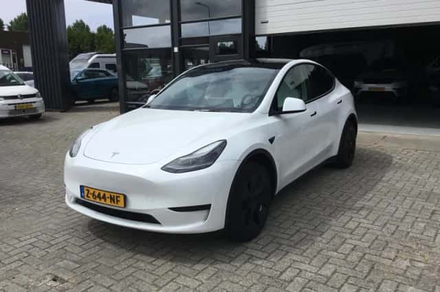 Tesla Model Y (2024) thumbnail 1