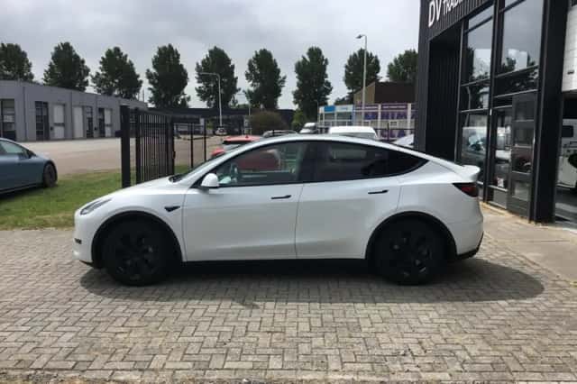 Tesla Model Y (2024) thumbnail 3