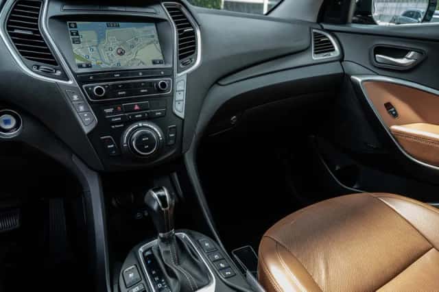 Hyundai Santa Fe (2018) thumbnail 2