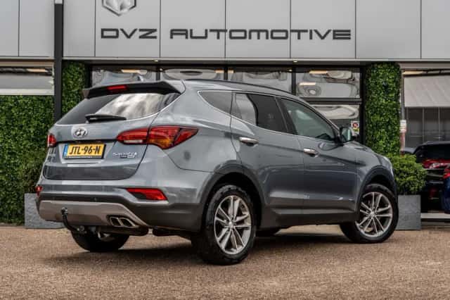 Hyundai Santa Fe (2018) thumbnail 3