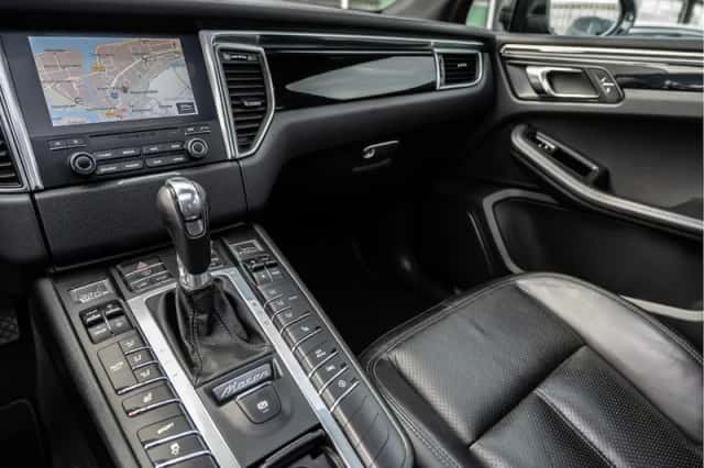Porsche Macan (2017) thumbnail 2