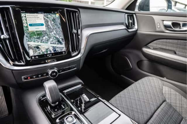 Volvo V60 (2022) thumbnail 2