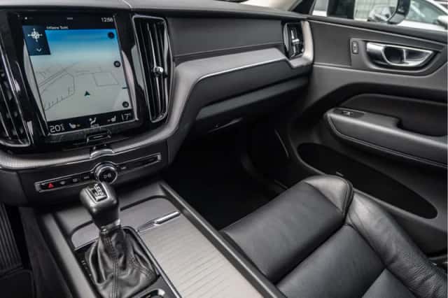 Volvo XC60 (2019) thumbnail 2