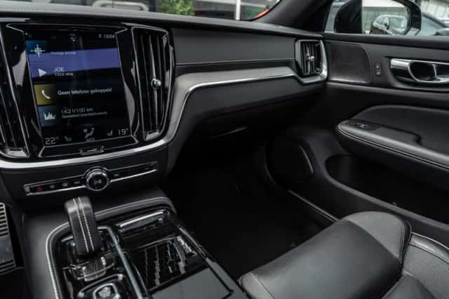 Volvo V60 (2022) thumbnail 2