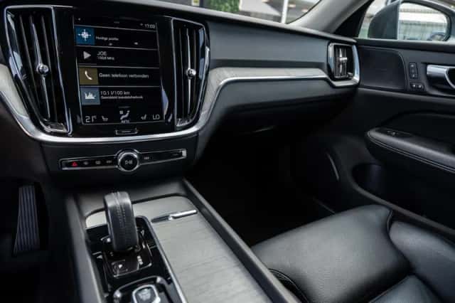 Volvo V60 (2021) thumbnail 2