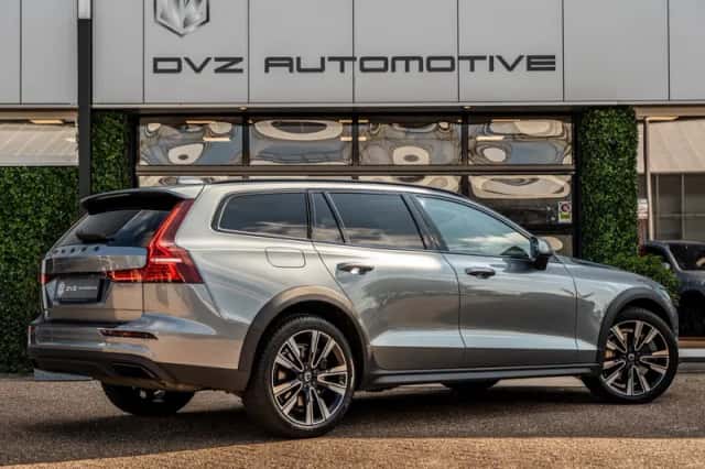 Volvo V60 (2021) thumbnail 3