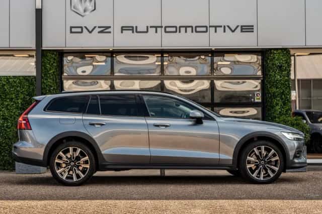 Volvo V60 (2021) thumbnail 4