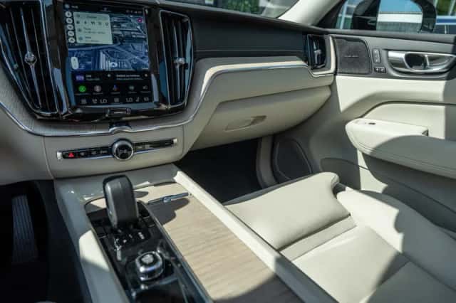 Volvo XC60 (2023) thumbnail 2