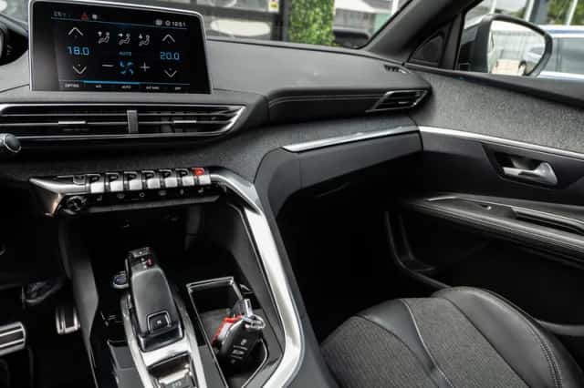 Peugeot 3008 (2017) thumbnail 2