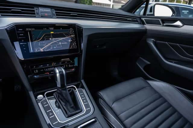 Volkswagen Passat (2022) thumbnail 2