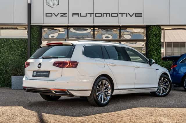 Volkswagen Passat (2022) thumbnail 4