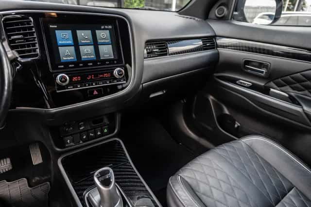 Mitsubishi Outlander (2020) thumbnail 2