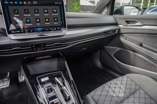 Volkswagen Golf (2025) thumbnail 2