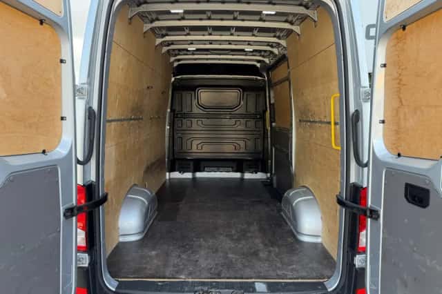 Volkswagen Crafter (2020) thumbnail 2