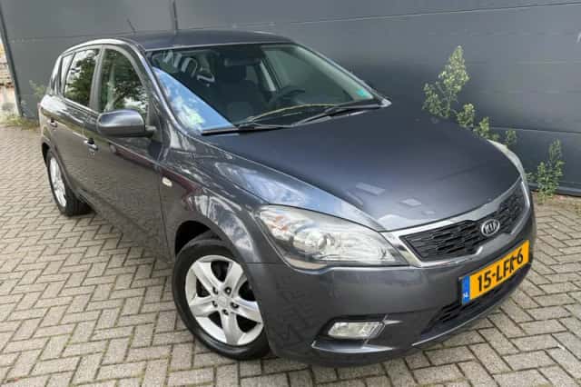 Kia Cee'd (2010) thumbnail 1