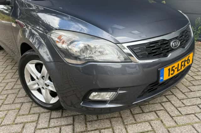 Kia Cee'd (2010) thumbnail 2