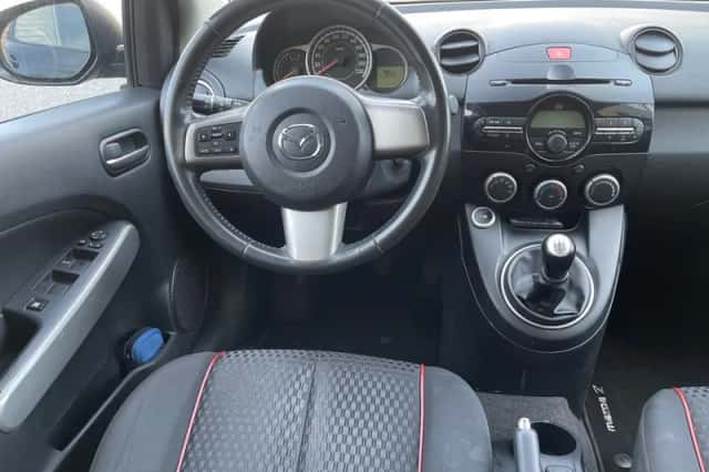 Mazda 2 (2011) thumbnail 2