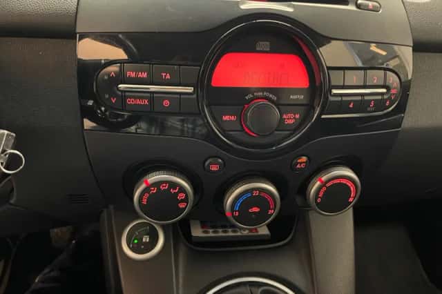 Mazda 2 (2011) thumbnail 3