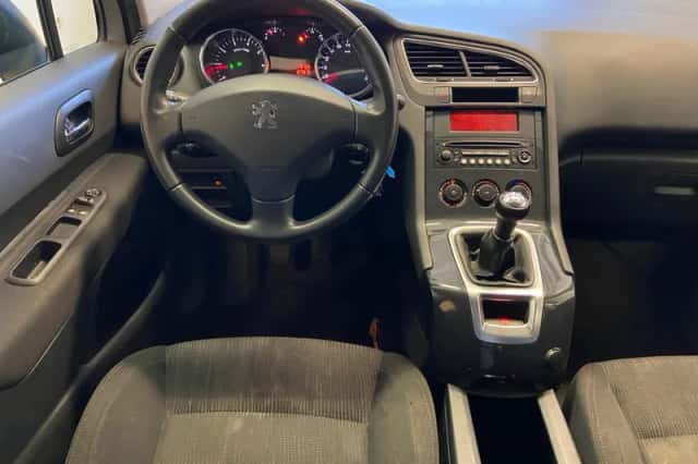 Peugeot 5008 (2010) thumbnail 2