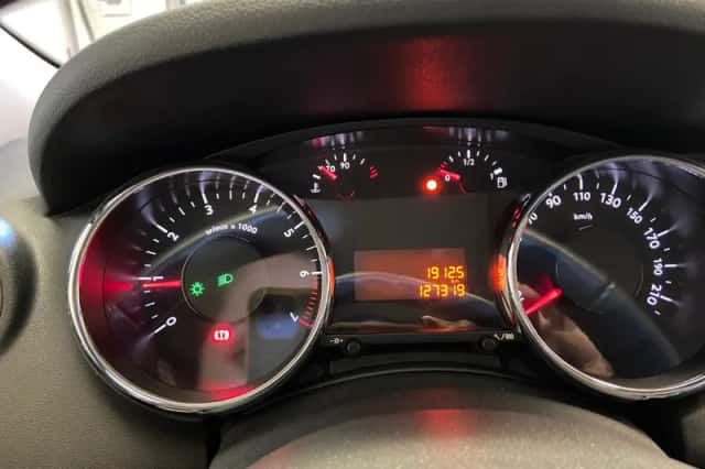 Peugeot 5008 (2010) thumbnail 3