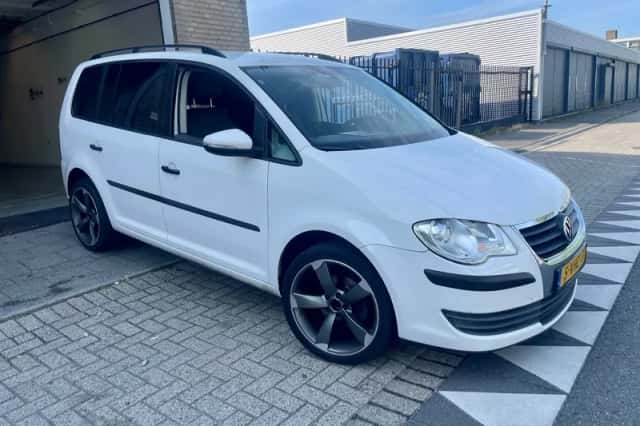 Volkswagen Touran (2010) thumbnail 5