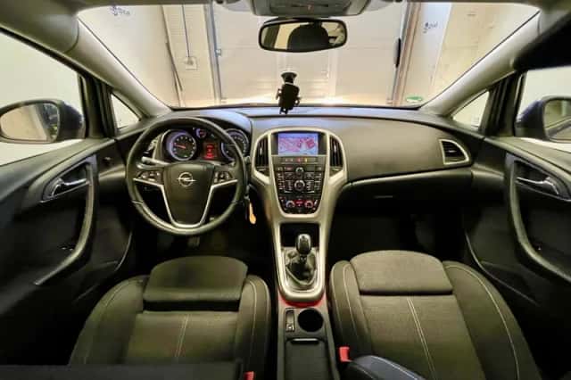 Opel Astra (2012) thumbnail 2