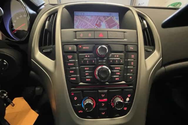 Opel Astra (2012) thumbnail 3